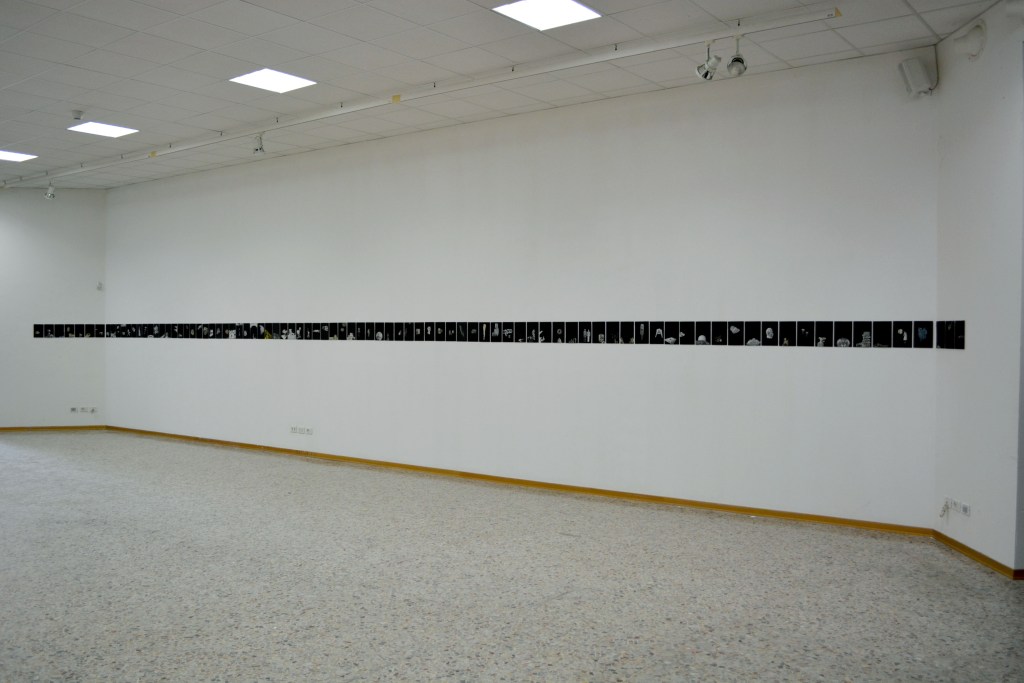 Stasjon Nexus, collageserie. Påbegynt 2012, fortsatt under utvikling. Skifter form og tittel med jevne mellomrom, og øker stadig i omfang. Bildene er fra gruppeutstillingen Cold Current i Reggio Emilia, Italia, 2014. Stasjon Nexus, collage series. Initiated in 2012, still under development. Changes form and title frequently, and constantly keeps growing. Images are from the group show Cold Current in Reggio Emilia, Italy, 2014.